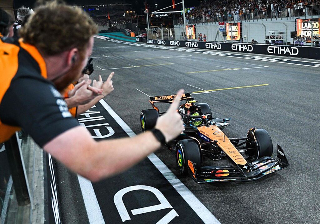 Banderín de Cóner - GP Abu Dhabi Norris en la meta 